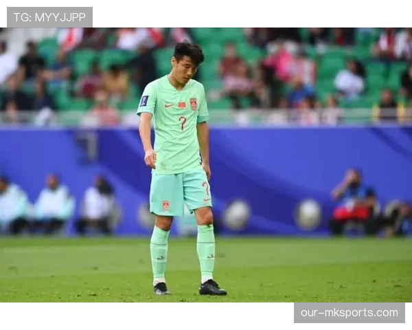 武磊这训练完直接啃鸡腿的画面，谁还记得他年薪多少来着？